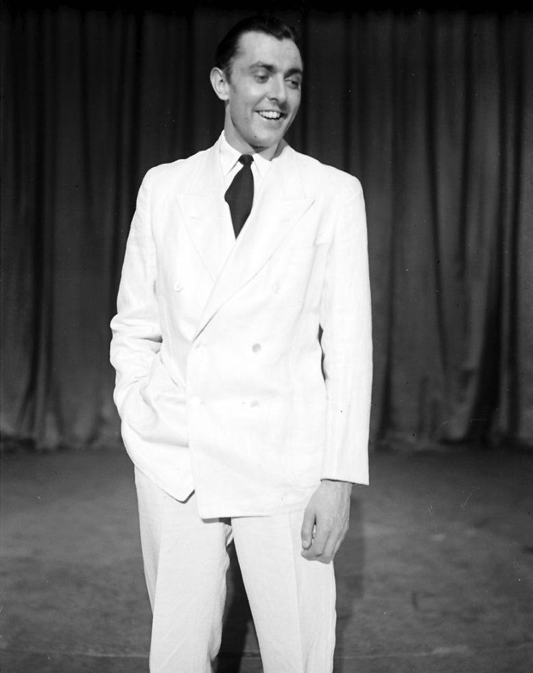 Kabarett der Komiker: Jacques Tati (Από Willy Pragher, CC BY 3.0 de, https://commons.wikimedia.org/w/index.php?curid=34404338) Kabarett der Komiker: Jacques Tati (Από Willy Pragher, CC BY 3.0 de, https://commons.wikimedia.org/w/index.php?curid=34404338)